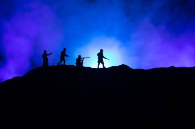 Savaş Konsepti. Askeri siluetler savaş sisli gökyüzü arka planında savaş sahnesi, Dünya Savaşı Askerleri Silueti Bulutlu Gökyüzünün Altında Gece. Seçici odak