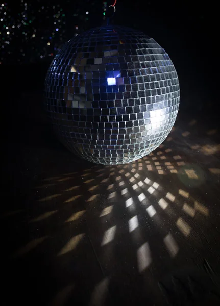 Bunte Disco Spiegelkugel Beleuchtet Nachtclub Hintergrund Party Zündet Discokugel Selektiver — Stockfoto