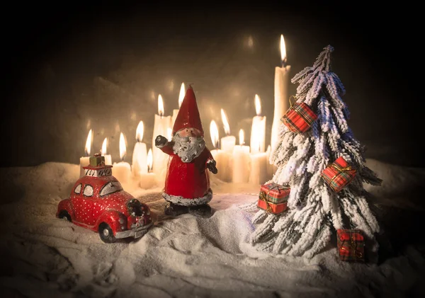 圣诞装饰品 在雪地里用传统的寒假符号在夜间摇曳着蜡烛 有选择的重点 空白处 空白处 — 图库照片