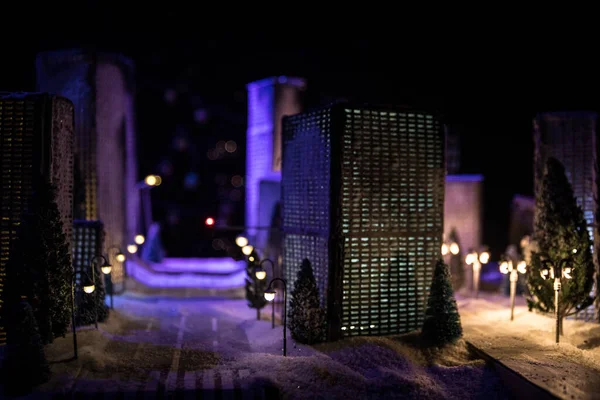 Małe Miniaturowe Miasto Drogowskazami Światłami Dekoracyjne Słodkie Domki Śniegu Nocy — Zdjęcie stockowe