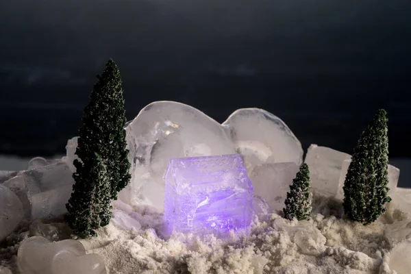 Natal Ano Novo Casa Miniatura Neve Sob Luz Sol Pequena — Fotografia de Stock