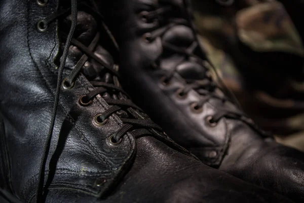 Концепция Войны Старая Военная Обувь Темном Туманном Фоне Творческая Концепция — стоковое фото