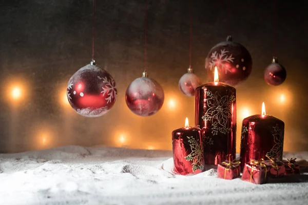 Χριστουγεννιάτικη Διακόσμηση Αναμμένα Κεριά Σκούρο Φόντο Χριστουγεννιάτικα Στολίδια Σκούρο Χρυσό — Φωτογραφία Αρχείου