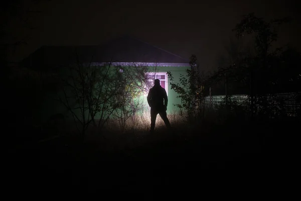 Casa Velha Com Fantasma Floresta Noite Sílhueta Terror Janela Conceito — Fotografia de Stock