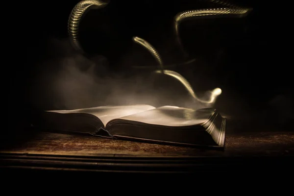 Egy Halom Régi Könyv Régi Könyv Fából Készült Asztalon Varázslatos — Stock Fotó