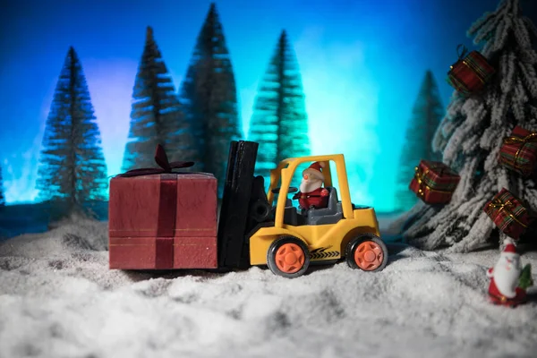 Miniatur Geschenkbox Von Gabelstapler Maschine Auf Schnee Bestimmtes Bild Für — Stockfoto