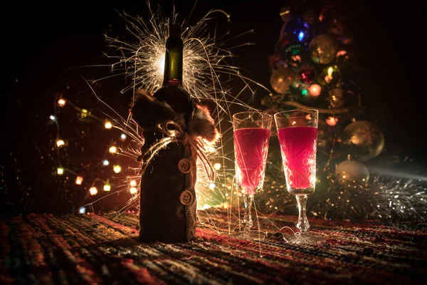 Copo Vinho Com Decoração Natal Vinho Tinto Vidro Cristal Com — Fotografia de Stock