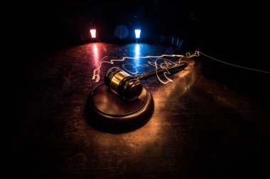 Hukuk, adalet kavramı. Yaratıcı çizim masası süslemesi hakimin tokmağı ile sisli arka planda renkli ışık ile. Seçici odak