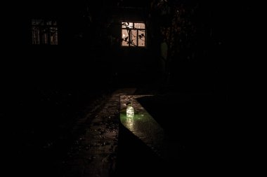 Bahçede gece ışığı olan güzel bir şişe manzarası. Lamba sihirli toz iksiri ormanda şişe içinde. Uzun pozlu çekim. Seçici odak