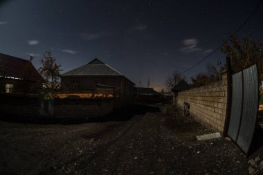Geceleri ormanda bir hayaletin olduğu eski bir ev ya da terk edilmiş bir korku evi. Ölü ağaç ormanındaki eski mistik bina. Gerçeküstü ışıklar. Korku Cadılar Bayramı konsepti