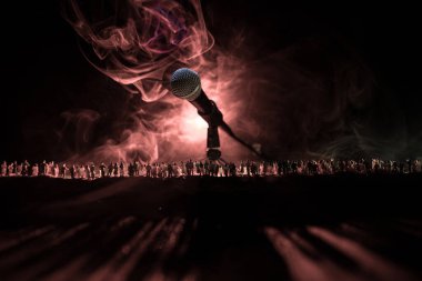 Medya gazeteciliği sahte haber konsepti. Kalabalık dev mikrofona bakıyor. Kuklacı medyayı ve insanları kontrol eder. Seçici odak