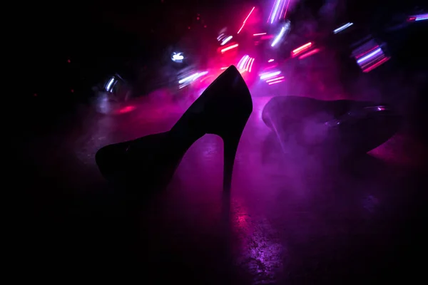 Sanat Dekorasyonu Karanlıkta Topuklu Kadın Ayakkabılarının Silueti Kadın Gücü Kadın — Stok fotoğraf