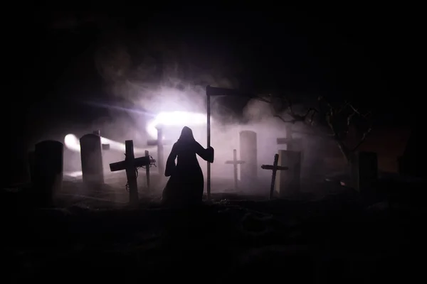 Przerażający Widok Ponurego Żniwiarza Cmentarzu Upiornym Zachmurzonym Niebem Mgłą Koncepcja — Zdjęcie stockowe
