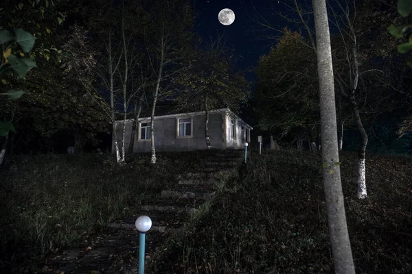 Старый Дом Призраком Лесу Ночью Заброшенный Дом Привидениями Старое Мистическое — стоковое фото