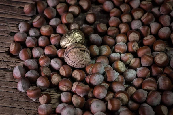 Natura Morta Con Nocciole Intere Vecchio Tavolo Legno Rustico Vista — Foto Stock