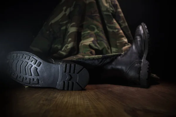 Σχέδιο Πολέμου Παλιό Στρατιωτικό Παπούτσι Σκούρο Αμυδρό Φόντο Μπότες Στρατιώτη — Φωτογραφία Αρχείου