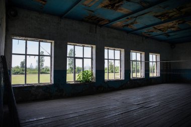 Boş grunge terk edilmiş salon. Azerbaycan 'ın kuzeyinde terk edilmiş eski spor salonu.