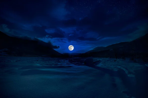 Mountain Road Através Floresta Nevada Uma Noite Lua Cheia Cênica — Fotografia de Stock
