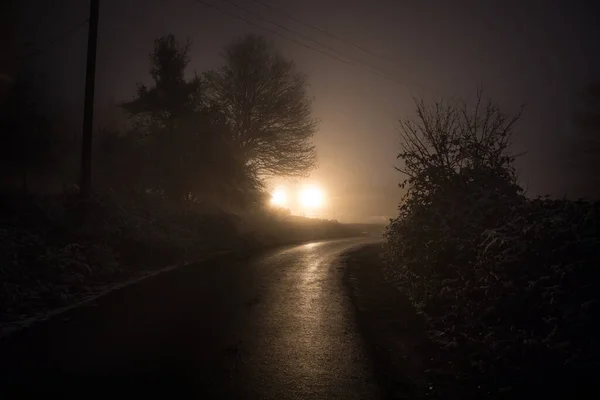 Calle Nocturna Carretera Campo Con Edificios Vallas Cubiertas Lámpara Antiniebla — Foto de Stock