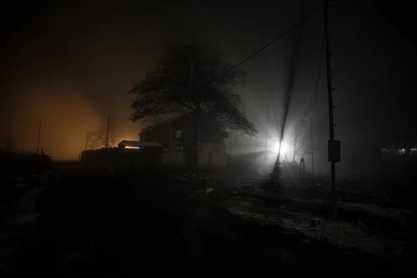 Régi Ház Egy Szellemmel Erdőben Ködös Éjszakákon Vagy Éjszakai Jelenet — Stock Fotó