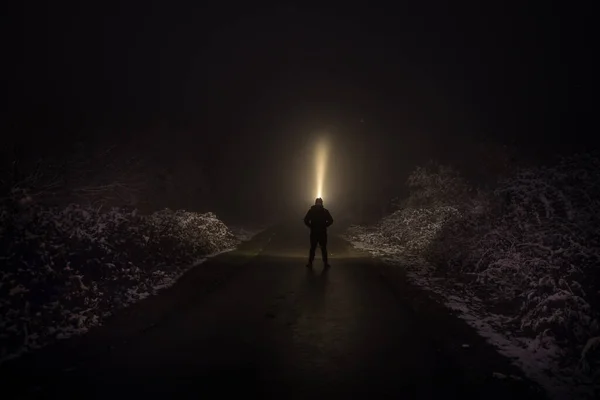 Σιλουέτα Ανθρώπου Που Στέκεται Στο Σκοτεινό Δάσος Φως Αποκριές Τρόμου — Φωτογραφία Αρχείου