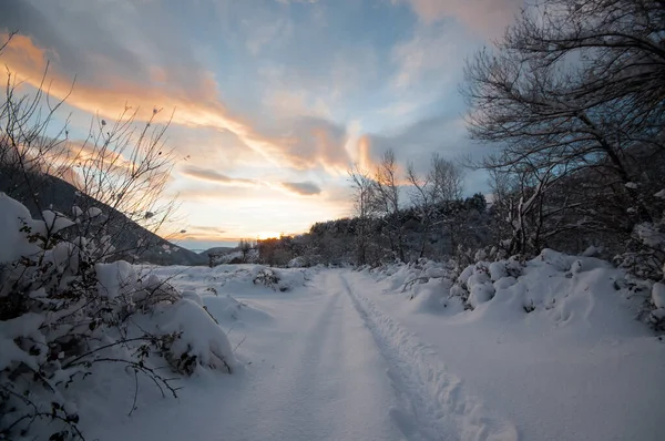 Tramonto Maestoso Nel Paesaggio Invernale Delle Montagne Cielo Drammatico Natura — Foto Stock