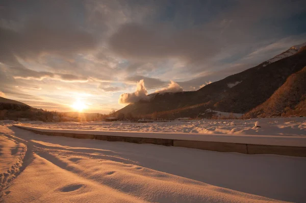 Tramonto Maestoso Nel Paesaggio Invernale Delle Montagne Cielo Drammatico Natura — Foto Stock