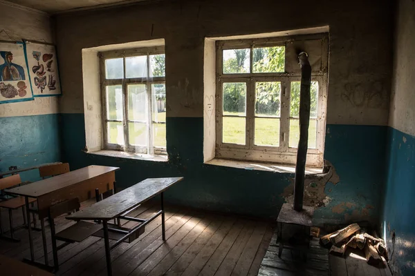 Interior Escola Antiga Abandonada Quarto Grunge Sujo Com Janelas Mesas — Fotografia de Stock
