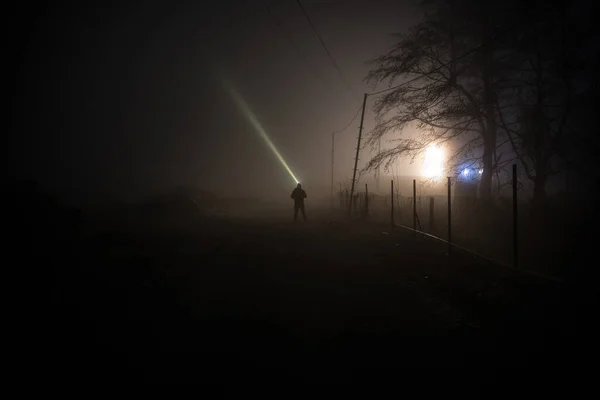 Silhueta Pessoa Floresta Escura Com Luz Conceito Halloween Horrível Silhueta — Fotografia de Stock