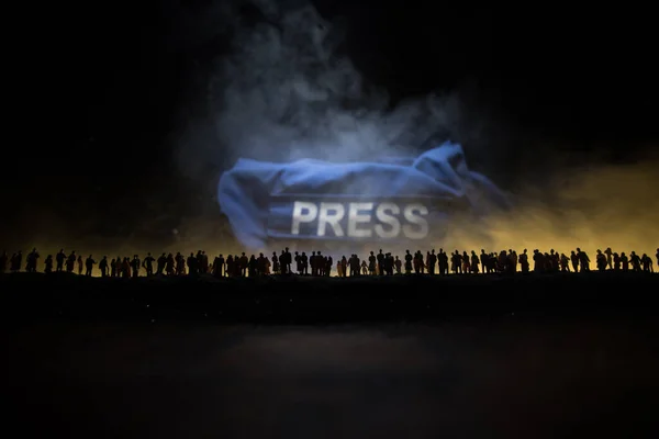 Media Journalism Fake News Concept Folla Sta Guardando Parola Gigante — Foto Stock
