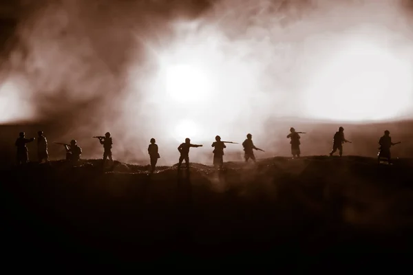 Kriegskonzept Militärische Silhouetten Kampfszene Auf Kriegsnebel Himmel Hintergrund Weltkriegssoldaten Silhouette — Stockfoto