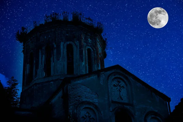 Toren Van Gotische Kerk Tegen Een Achtergrond Van Nachtelijke Hemel — Stockfoto