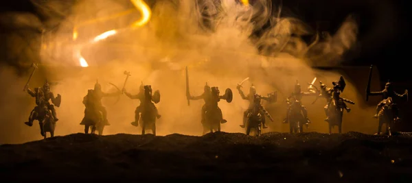 中世の戦闘シーン フィギュアのシルエットは別のオブジェクトとして 夜に戦士の間で戦う 創造的なアートワーク装飾 霧のような背景 選択的焦点 — ストック写真