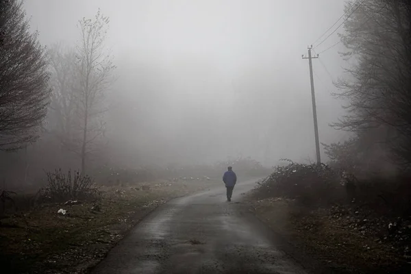 Homme Marchant Sur Chemin Dans Une Étrange Forêt Sombre Avec — Photo