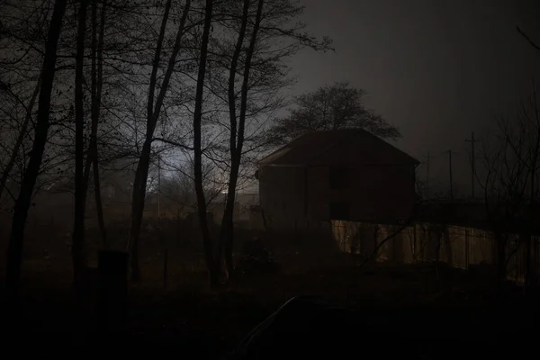 Casa Velha Com Fantasma Floresta Noite Enevoada Cena Noite Com — Fotografia de Stock