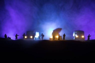 Savaş Konsepti. Askeri siluetler savaş sisli gökyüzü arka planında savaş sahnesi, Dünya Savaşı Askerleri Silueti Bulutlu Gökyüzünün Altında Gece. Seçici odak