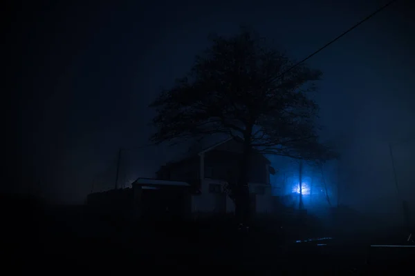 Vieille Maison Avec Fantôme Dans Forêt Nuit Brumeuse Scène Nuit — Photo