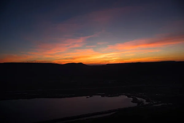 Красочный Закат Над Горными Холмами Красивые Облака Летящие Над Озером — стоковое фото
