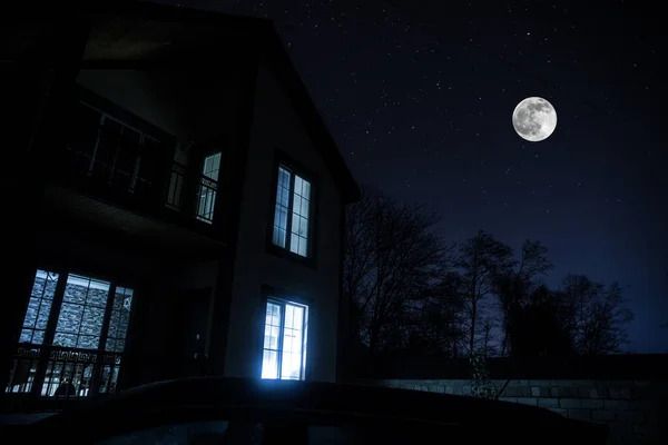 Gammalt Hus Med Ghost Skogen Vid Dimmig Natt Eller Nattscen — Stockfoto