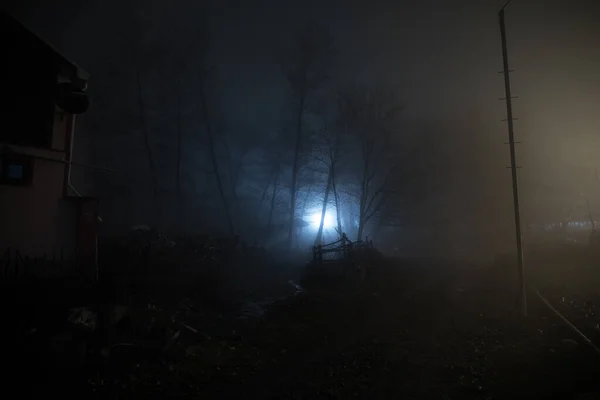 Rua Noturna Estrada Rural Com Edifícios Cercas Cobertas Lâmpada Nevoeiro — Fotografia de Stock