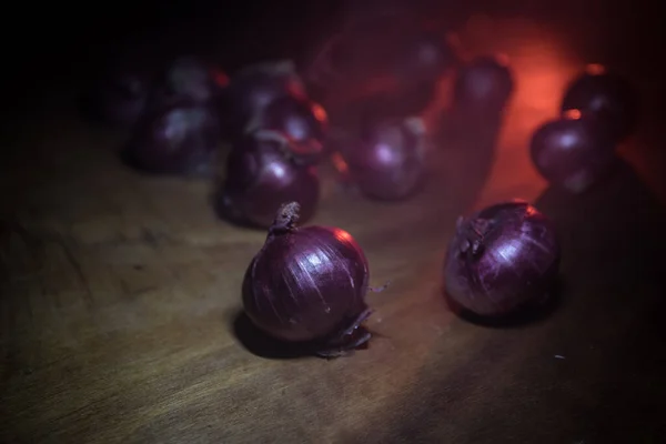 Concept Végétal Oignons Violets Sur Bois Dans Obscurité Concentration Sélective — Photo