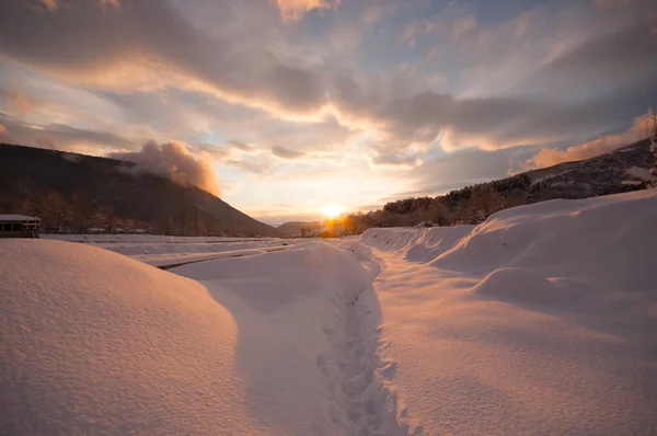 Tramonto Maestoso Nel Paesaggio Invernale Delle Montagne Cielo Drammatico Natura — Foto Stock