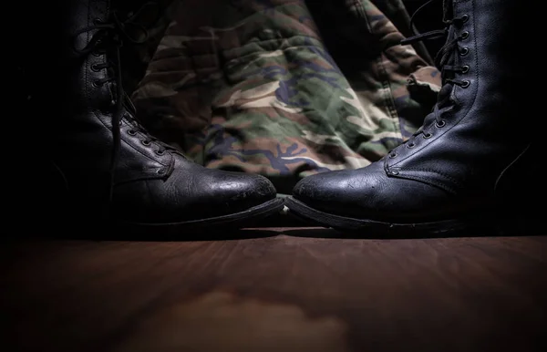 Концепция Войны Старая Военная Обувь Темном Туманном Фоне Творческая Концепция — стоковое фото