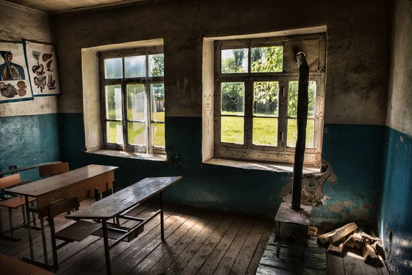 Interior Escola Antiga Abandonada Quarto Grunge Sujo Com Janelas Mesas — Fotografia de Stock