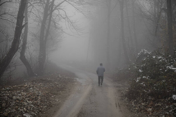 Man Walking Path Strange Dark Forest Fog Old Man Silhouette — Stock Photo, Image