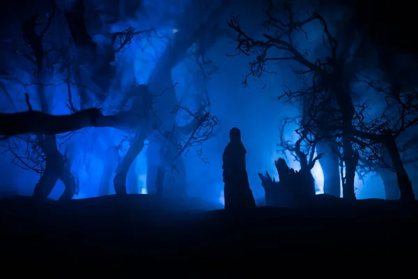 在雾蒙蒙的夜晚 一个女孩在死森林里 月光下站在树间的女孩的轮廓 可怕的万圣节概念 有选择的重点 — 图库照片