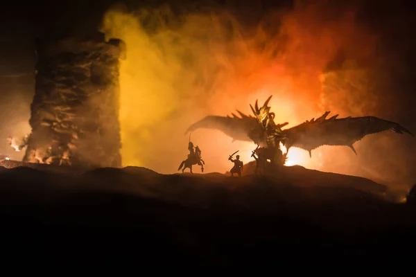 Фантастична Сцена Битви Драконами Атакують Середньовічний Замок Вночі Битва Між — стокове фото