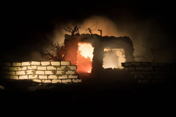 Velha Casa Pedra Queimando Incontrolável Durante Noite Incêndio Numa Casa — Fotografia de Stock