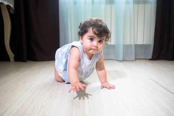 Baby Girl Summer Dress Sente Chão Madeira Dentro Quarto Menina — Fotografia de Stock