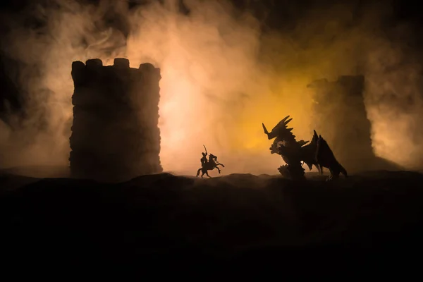 Scena Battaglia Fantasy Con Draghi Che Attaccano Castello Medievale Notte — Foto Stock